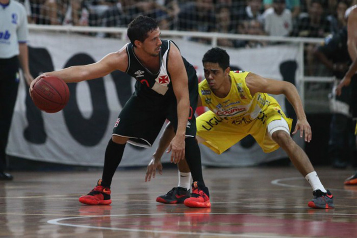 Armador francano Alexey marcando Palácios do Vasco (foto:divulgação)